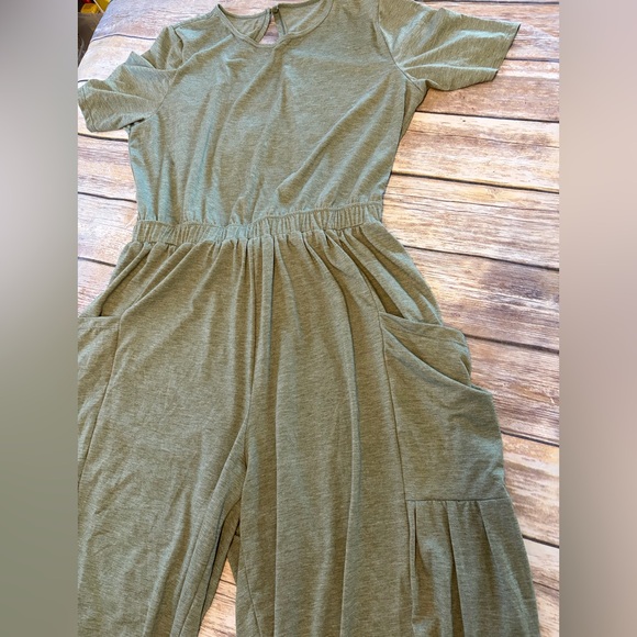 HALARA Olive Green Relaxed Backless Jumpsuit with Side Pockets - Picture 3 of 10